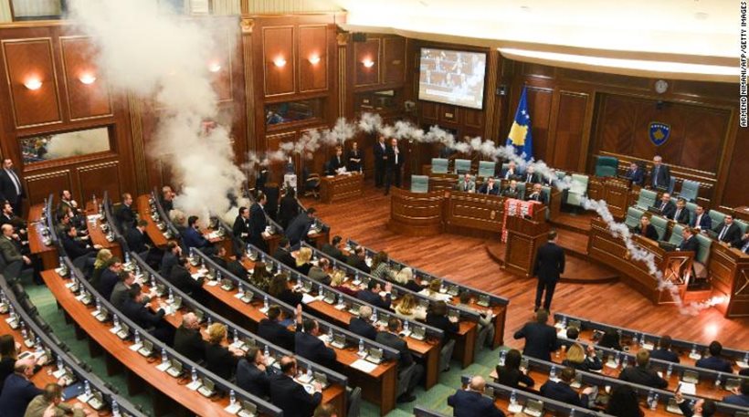Κόσοβο: Έπεσαν δακρυγόνα μέσα στη Βουλή για να μην περάσει η συμφωνία για τα σύνορα! - Φωτογραφία 1