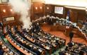 Κόσοβο: Έπεσαν δακρυγόνα μέσα στη Βουλή για να μην περάσει η συμφωνία για τα σύνορα!