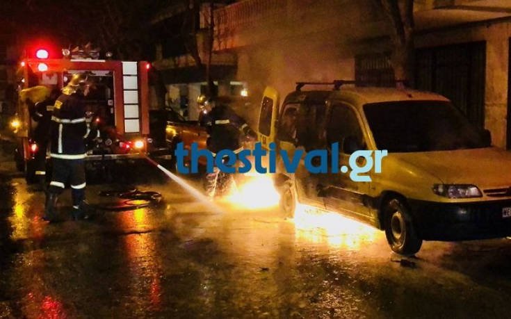 Θεσσαλονίκη: Άγνωστοι πυρπόλησαν αυτοκίνητα εταιρείας security - Φωτογραφία 1