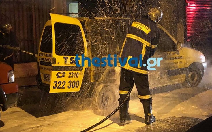 Θεσσαλονίκη: Άγνωστοι πυρπόλησαν αυτοκίνητα εταιρείας security - Φωτογραφία 2
