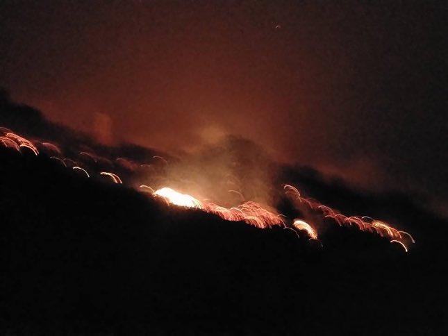Κρήτη: Απομάκρυναν την φωτιά από το χωριό οι πυροσβέστες - Φωτογραφία 4