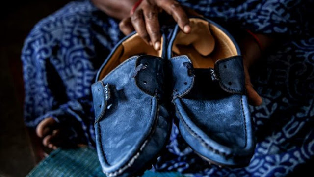 Οι αόρατες γυναίκες που ράβουν τα επώνυμα παπούτσια - Φωτογραφία 1