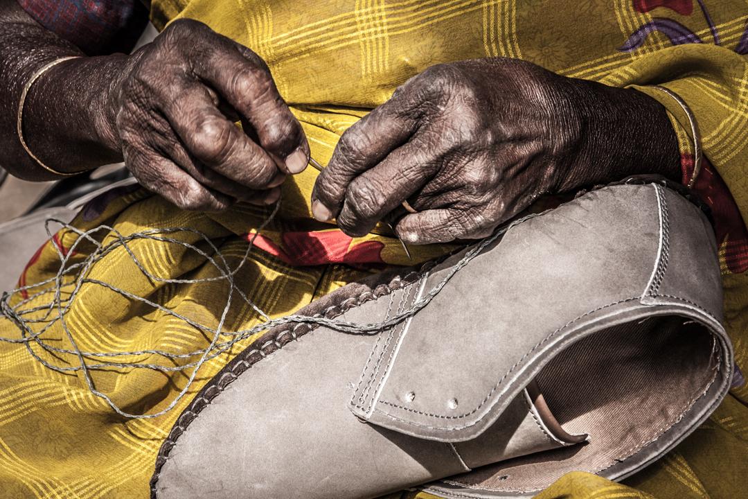 Οι αόρατες γυναίκες που ράβουν τα επώνυμα παπούτσια - Φωτογραφία 2
