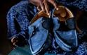 Οι αόρατες γυναίκες που ράβουν τα επώνυμα παπούτσια - Φωτογραφία 1