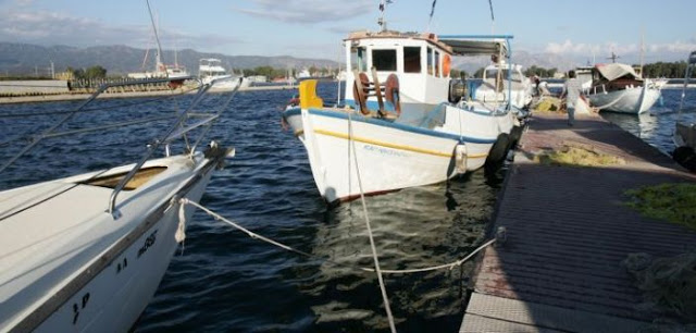 Μεσολόγγι: Έσπασαν οι αλυσίδες και κινδυνεύουν σκάφη στο αλιευτικό καταφύγιο (ΔΕΙΤΕ ΦΩΤΟ) - Φωτογραφία 1