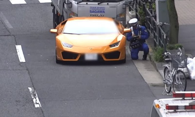 Αστυνομικός με ποδήλατο προλαβαίνει Lamborghini και... κόβει κλήση - Φωτογραφία 1