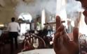 Και πάλι τσιγάρο στα εστιατόρια της Αυστρίας – Καταργήθηκε η απαγόρευση