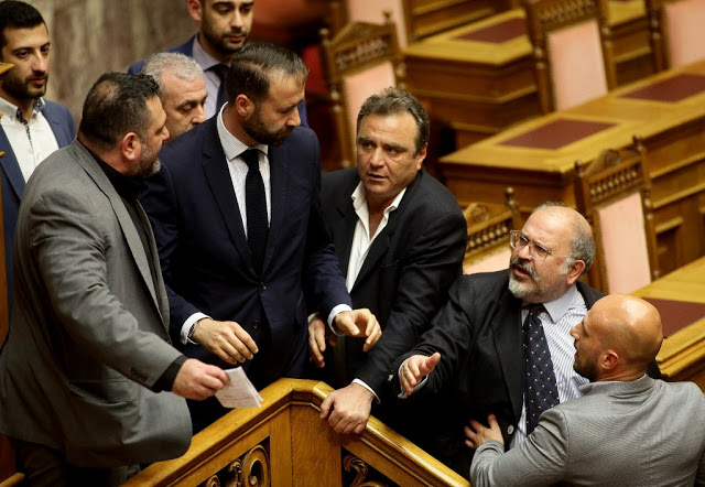 Επεισόδιο του βουλευτή της Χ.Α Γιάννη Λαγού με βουλευτές του ΣΥΡΙΖΑ [Εικόνες - Βίντεο] - Φωτογραφία 1