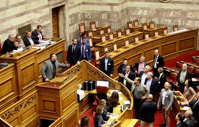 Επεισόδιο του βουλευτή της Χ.Α Γιάννη Λαγού με βουλευτές του ΣΥΡΙΖΑ [Εικόνες - Βίντεο] - Φωτογραφία 2