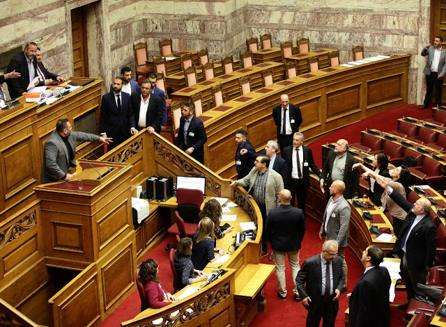 Επεισόδιο του βουλευτή της Χ.Α Γιάννη Λαγού με βουλευτές του ΣΥΡΙΖΑ [Εικόνες - Βίντεο] - Φωτογραφία 3