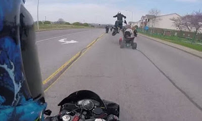 Σοκαριστικό ατύχημα - Μοτοσικλετιστής πέφτει σε «γουρούνα» και εκτοξεύεται στον αέρα - Φωτογραφία 1