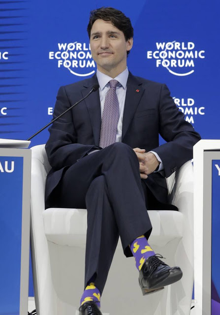 Ο στυλάτος βουλευτής με τις πολύχρωμες κάλτσες [photos] - Φωτογραφία 3
