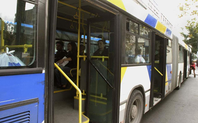 Βανδαλισμοί σε λεωφορείο στα Εξάρχεια - Φωτογραφία 1