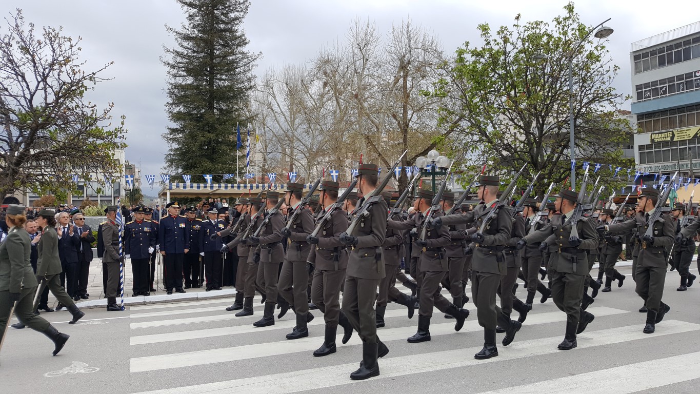 Τρίκαλα: Εντυπωσιακή η Στρατιωτική Παρέλαση με το πέρασμα των σπουδαστών της ΣΜΥ (ΦΩΤΟ-ΒΙΝΤΕΟ) - Φωτογραφία 1