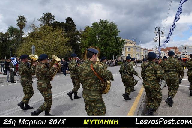 Υπερηφάνεια και συγκίνηση στην στρατιωτική παρέλαση 25ης Μαρτίου στην Μυτιλήνη με το «βλέμμα» στην Τουρκία (ΦΩΤΟ-ΒΙΝΤΕΟ) - Φωτογραφία 13