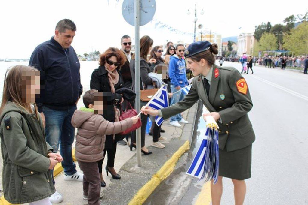 Εξαιρετική πρωτοβουλία: Προσωπικό του Στρατού Ξηράς μοίρασε Σημαίες (ΦΩΤΟ) - Φωτογραφία 4