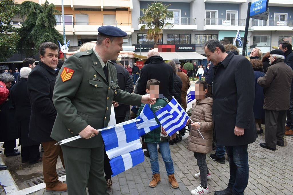 Εξαιρετική πρωτοβουλία: Προσωπικό του Στρατού Ξηράς μοίρασε Σημαίες (ΦΩΤΟ) - Φωτογραφία 6