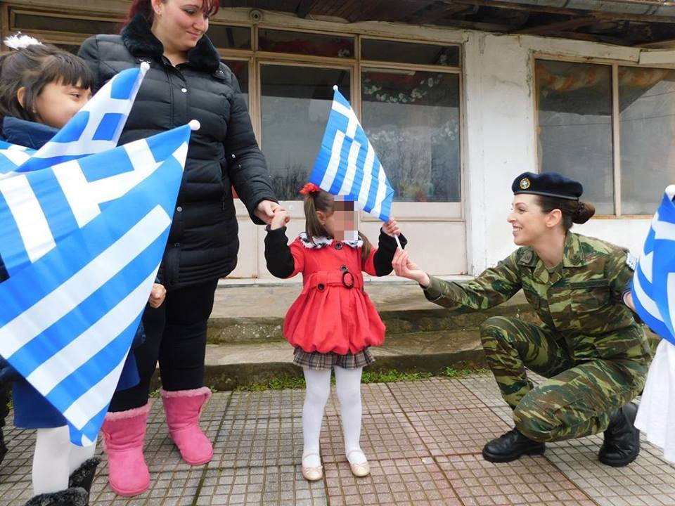 Εξαιρετική πρωτοβουλία: Προσωπικό του Στρατού Ξηράς μοίρασε Σημαίες (ΦΩΤΟ) - Φωτογραφία 7