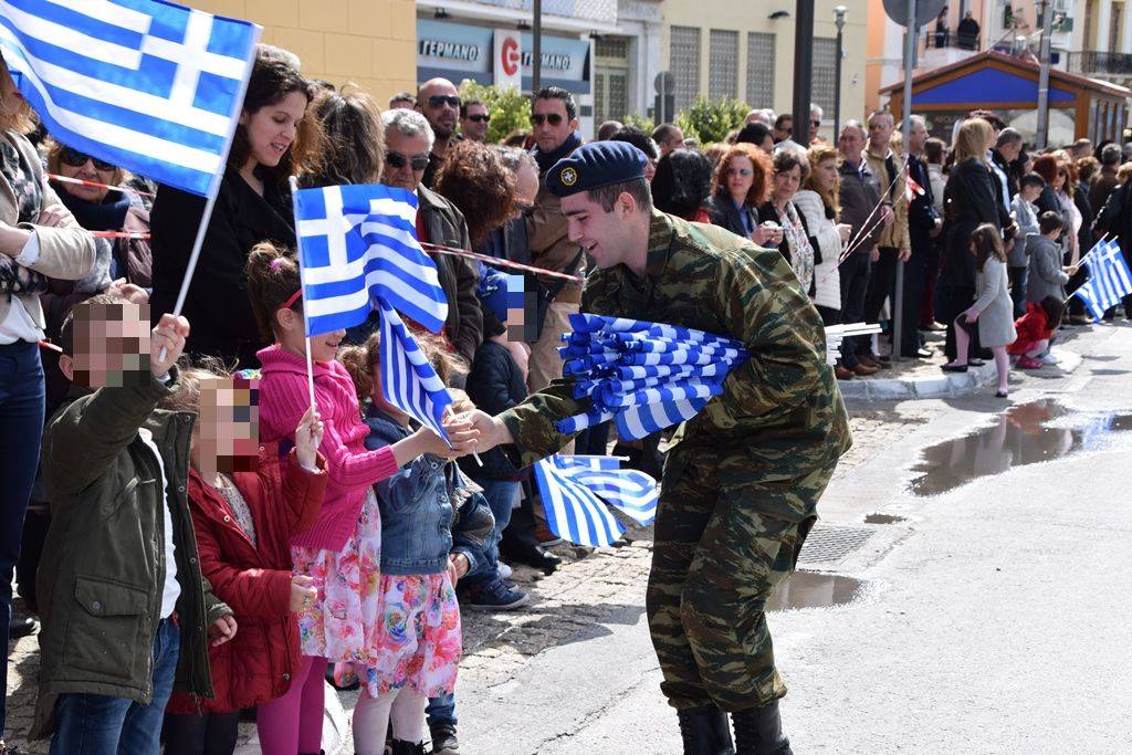 Εξαιρετική πρωτοβουλία: Προσωπικό του Στρατού Ξηράς μοίρασε Σημαίες (ΦΩΤΟ) - Φωτογραφία 9