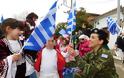 Εξαιρετική πρωτοβουλία: Προσωπικό του Στρατού Ξηράς μοίρασε Σημαίες (ΦΩΤΟ)