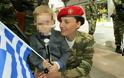 Εξαιρετική πρωτοβουλία: Προσωπικό του Στρατού Ξηράς μοίρασε Σημαίες (ΦΩΤΟ) - Φωτογραφία 2