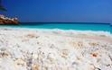Ελλάδα: Η ολόλευκη παραλία που την ερωτεύεσαι με την πρώτη ματιά!