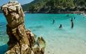 Ελλάδα: Η ολόλευκη παραλία που την ερωτεύεσαι με την πρώτη ματιά! - Φωτογραφία 3