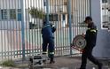 Σαντορίνη: Χρυσαυγίτες σφράγισαν με οξυγονοκόλληση πόρτα σχολείου για να εμποδίσουν αλλοδαπή μαθήτρια να κρατήσει τη σημαία στην παρέλαση