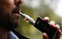 Απόφαση σοκ για όσους καπνίζουν ηλεκτρονικό τσιγάρο: Το ΣτΕ αποφάσισε να υπάγεται στις ίδιες απαγορεύσεις με το κοινό τσιγάρο