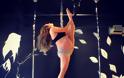 Γυναίκα στον ένατο μήνα της εγκυμοσύνης της κάνει pole dancing και γίνεται viral - Φωτογραφία 2