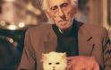 Η ιστορία πίσω από τη φωτογραφία από την Ελλάδα που καθήλωσε και τη Vogue - Ο 93χρονος με τη γάτα του στο λεωφορείο Χ14 - Φωτογραφία 1