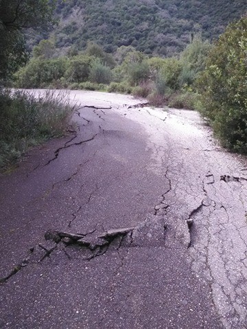 Συνεχίζεται το κατολισθητικό φαινόμενο στα ΛΟΥΤΡΑ ΤΡΥΦΟΥ (ΦΩΤΟ) - Φωτογραφία 3