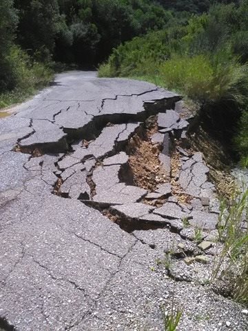 Συνεχίζεται το κατολισθητικό φαινόμενο στα ΛΟΥΤΡΑ ΤΡΥΦΟΥ (ΦΩΤΟ) - Φωτογραφία 9