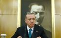 Ο Ερντογάν βάζει στο ίδιο «καλάθι» τους Έλληνες με τους Τούρκους στρατιωτικούς