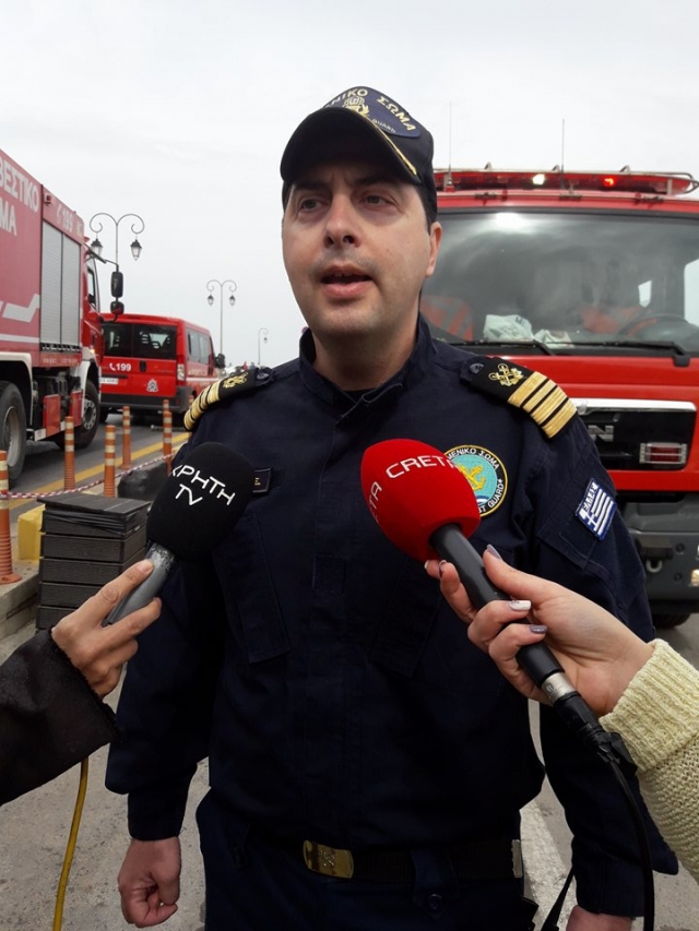 Άσκηση της πυροσβεστικής για πυρκαγιά σε σκάφος στο Ηράκλειο (φωτο & βίντεο) - Φωτογραφία 10