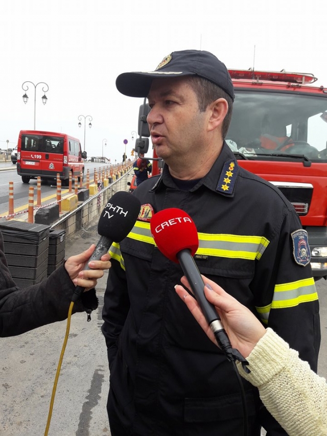 Άσκηση της πυροσβεστικής για πυρκαγιά σε σκάφος στο Ηράκλειο (φωτο & βίντεο) - Φωτογραφία 9