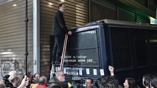Ένταση σε συγκέντρωση κατά των πλειστηριασμών - Με σκάλα ανέβηκε ο Λαφαζάνης σε κλούβα των ΜΑΤ (ΒΙΝΤΕΟ) - Φωτογραφία 1