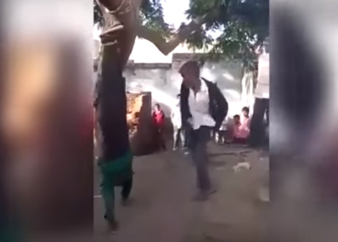 Ινδία: Απατημένος σύζυγος κρέμασε ανάποδα και μαστίγωσε τον εραστή της γυναίκας (video) - Φωτογραφία 1