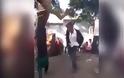Ινδία: Απατημένος σύζυγος κρέμασε ανάποδα και μαστίγωσε τον εραστή της γυναίκας (video)