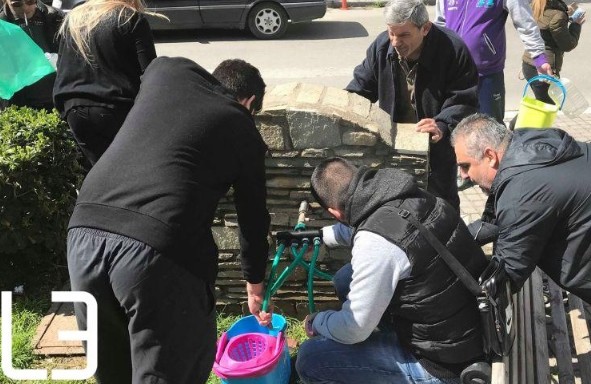 Πανικός στη Θεσσαλονίκη: Βγήκαν στους δρόμουν να βρουν νερό - Κλειστά αύριο κάποια σχολεία [photos+video] - Φωτογραφία 1