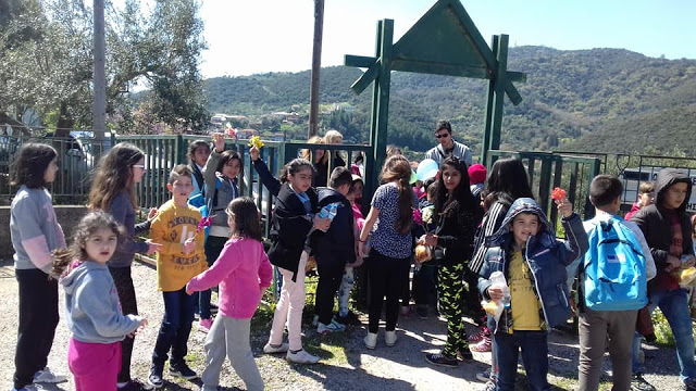 Παιδιά από την προσφυγικη δομή της Φιλιππιάδας στο Δημοτικό Σχολείο Παλιαμπέλων- Μάθημα αλληλεγγύης! - Φωτογραφία 4