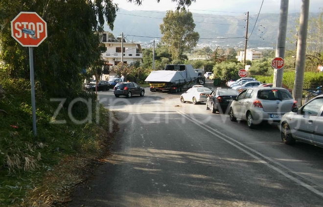 Χάος στα Χανιά: Τριαξονικό που μετέφερε αμερικανικό πολεμικό σκάφος έφυγε από τον δρόμο - Φωτογραφία 2