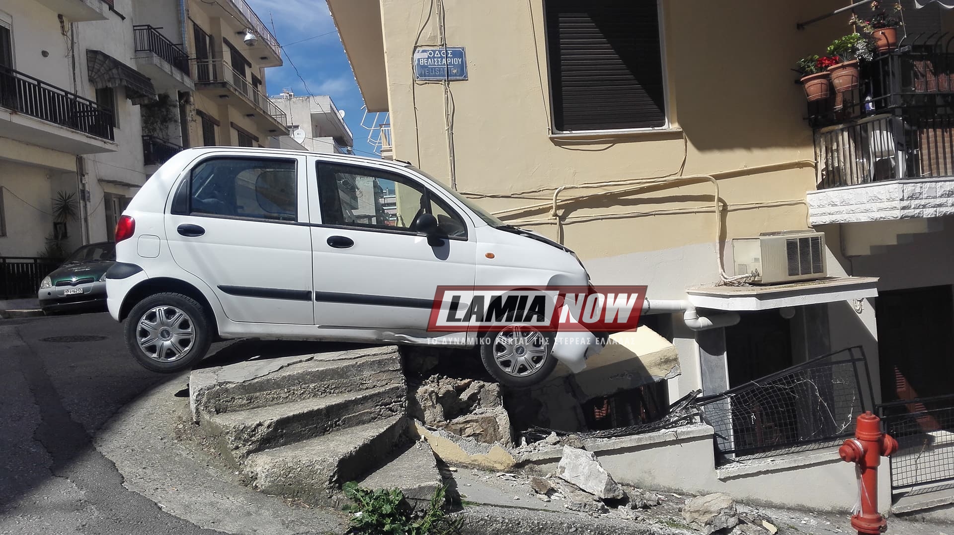 Λαμία: Απίστευτο τροχαίο στην Βελισσαρίου - Ι.Χ... προσγειώθηκε σε μαντρότοιχο! [photo] - Φωτογραφία 3