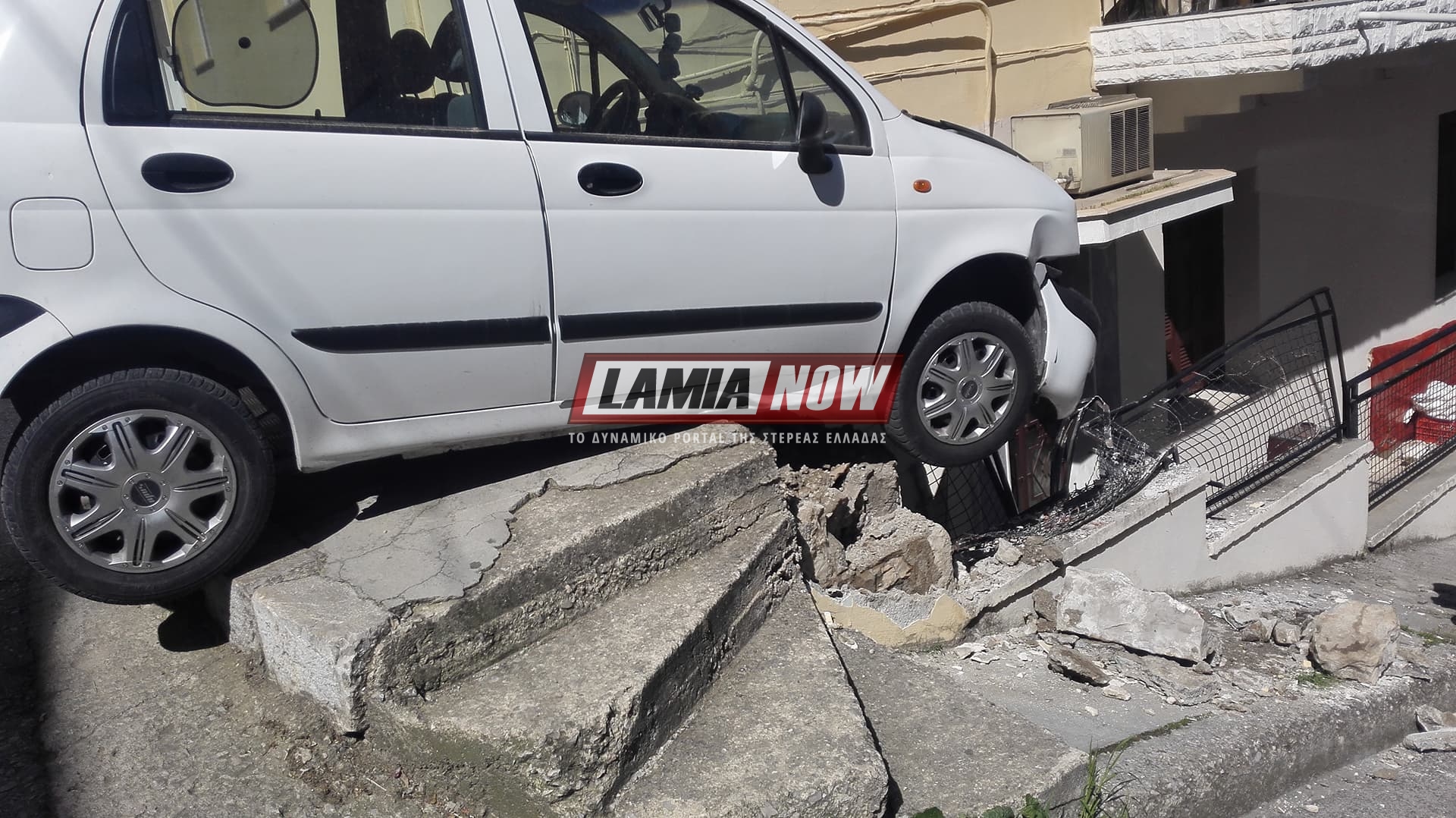 Λαμία: Απίστευτο τροχαίο στην Βελισσαρίου - Ι.Χ... προσγειώθηκε σε μαντρότοιχο! [photo] - Φωτογραφία 5