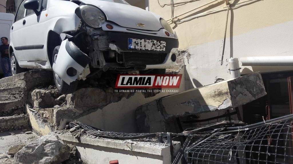 Τρελή πορεία αυτοκινήτου στη Λαμία - Έπεσε πάνω σε μαντρότοιχο (φωτογραφίες) - Φωτογραφία 2
