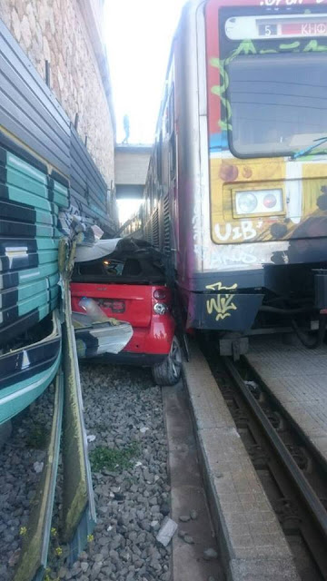 Σοκάρουν οι εικόνες του αυτοκινήτου που σφηνώθηκε στο τρένο στην Κηφισιά - Φωτογραφία 3