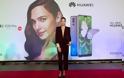 Η Gal Gadot γίνεται το πρόσωπο της Huawei - Φωτογραφία 3