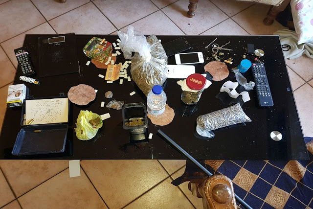 Λιμενικοί βρήκαν κοκαΐνη και κάνναβη σε διαμέρισμα στη Νίκαια - Φωτογραφία 1