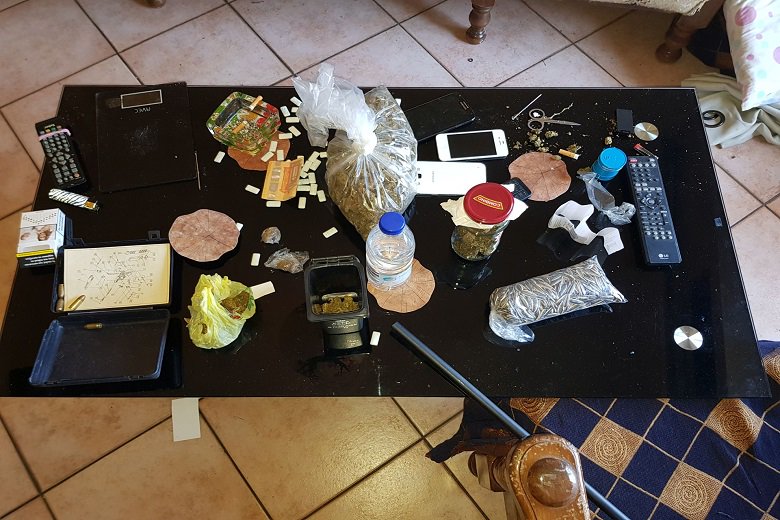 Λιμενικοί βρήκαν κοκαΐνη και κάνναβη σε διαμέρισμα στη Νίκαια - Φωτογραφία 4