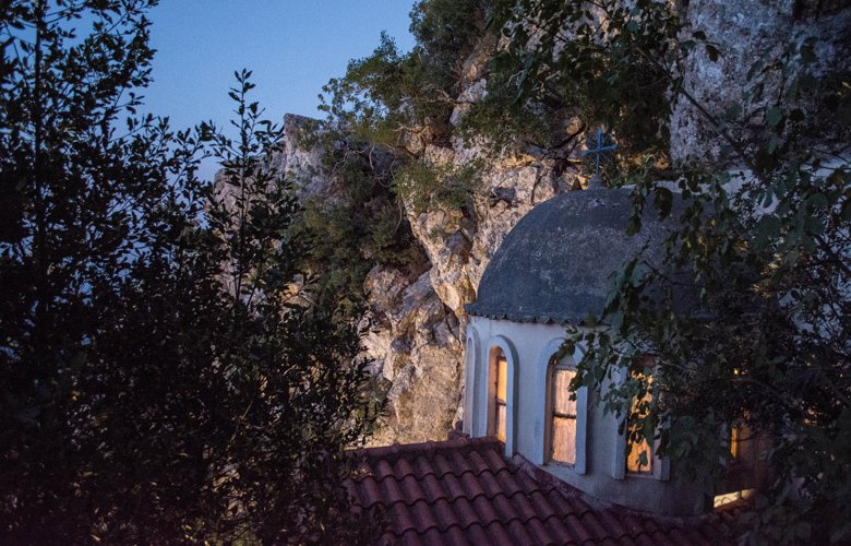 Η Παναγιά της Σμέρνας «σφηνωμένη» στα βράχια με θέα ολόκληρη την Ηλεία - Φωτογραφία 1